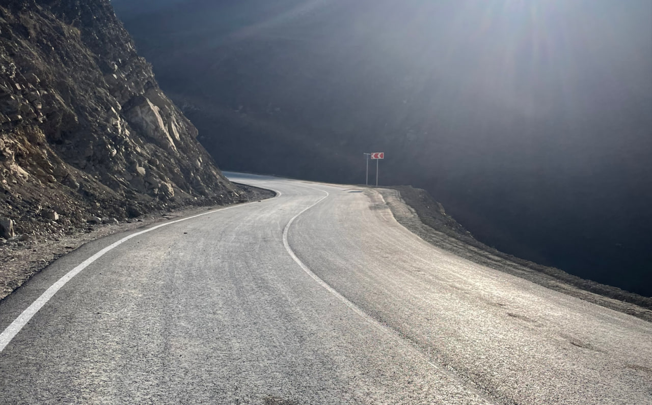 Благодаря нацпроекту в Дагестане проводят капремонт дороги к родине двух Героев СССР